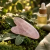 Gua sha en quartz rose : le rituel anti âge qui sculpte le visage en douceur